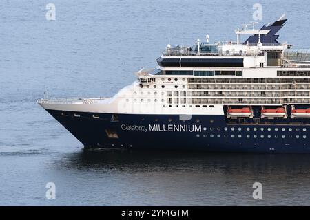 OCÉAN PACIFIQUE, PÉNINSULE DU KAMTCHATKA, EXTRÊME-ORIENT RUSSE, 2 MAI 2019 : BELLE, majestueuse expédition de passagers Cruise Liner Celebrity Millennium (Celebrit Banque D'Images