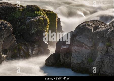 La rivière Skjalfandafljot rapides à GoÃ°afoss ou Godafoss cascade, longue exposition, Nord Islande, Islande, Europe Banque D'Images