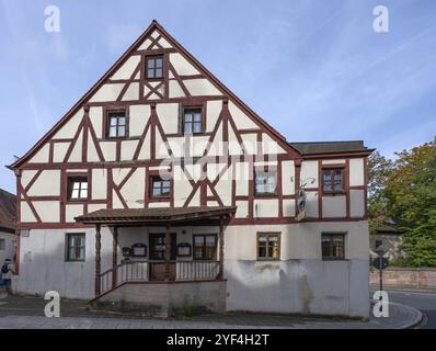 Ancienne auberge Zur Friedenslinde, core 17, XVIIIe siècle, inscrite 1764, Moegeldorfer Hauptstrasse 63, Moegeldorf, moyenne Franconie, Bavière, Allemagne, EUR Banque D'Images