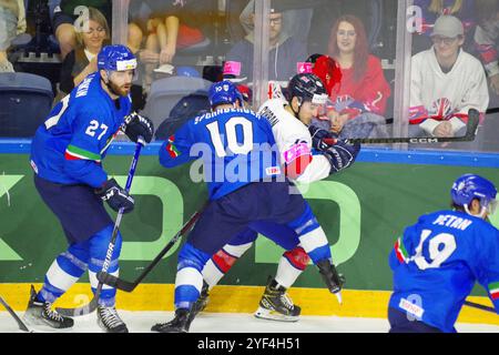 Nottingham, le 5 mai 2023. Thomas Larkin et Peter Spornberger jouent pour l’Italie et Johnny Curran joue pour la Grande-Bretagne lors d’un match du Championnat mondial de hockey sur glace 2023 de l’IIHF, Division I, groupe A, au Motorpoint Arena, à Nottingham. Crédit : Colin Edwards Banque D'Images