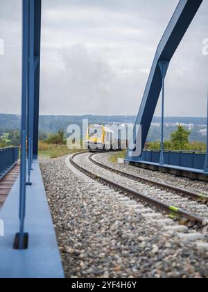 Le train est sur une ligne de chemin de fer courbe, flanqué par un pont bleu, construction de voies, livraison ferroviaire pour Hermann Hessebahn, Calw, Forêt Noire, Allemagne, Europe Banque D'Images