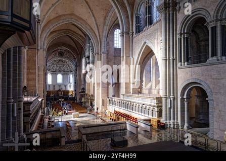 Vue intérieure de la cathédrale de Trèves. Monuments romains classés au patrimoine mondial de l'UNESCO, cathédrale Saint-Pierre et église notre-Dame de Trèves. Vieille ville de Trèves, Rhin Banque D'Images