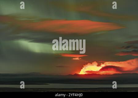 Aurores boréales et feu nocturne de l’éruption de la fissure Holuhraun au nord du volcan BarÃ°arbunga, SuÃ°ur-Ãžingeyjarsysla, Highlands islandais Banque D'Images