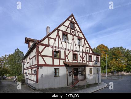 Ancienne auberge Zur Friedenslinde, core 17, XVIIIe siècle, inscrite 1764, Moegeldorfer Hauptstrasse 63, Moegeldorf, moyenne Franconie, Bavière, Allemagne, EUR Banque D'Images