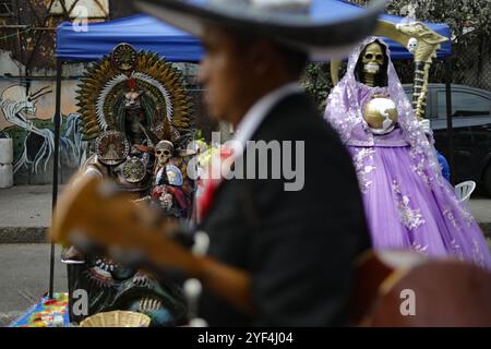 Non exclusif : une image de Santa Muerte est vu comme les dévots assistent à l'autel de Santa Muerte situé sur la rue Alfareria dans le quartier Tepito Banque D'Images