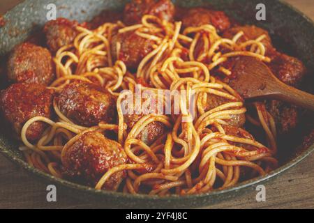 Spaghetti aux boulettes de viande, en sauce tomate, cuisson dans une poêle, pas de gens, fait maison Banque D'Images