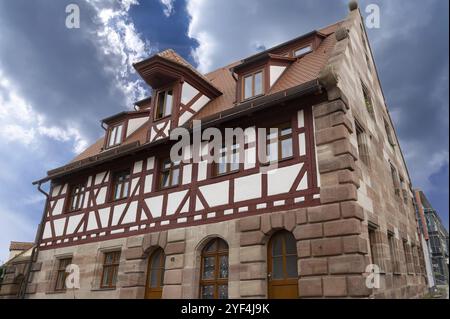 Ancienne forge à étage supérieur à colombages et baie de remontée mécanique, datant d'environ 1686, Laufamholzstrasse 10, Nuremberg-Moegeldorf, moyenne-Franconie, Bavière, Banque D'Images