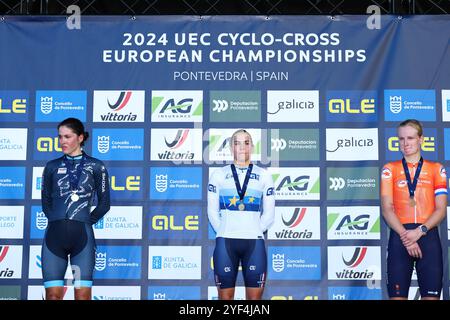 Pontevedra, Espagne. 03 Nov, 2024. La luxembourgeoise Marie Schreiber, la française Celia Gery et la néerlandaise Léonie Bentveld sur le podium après la course féminine U23 aux Championnats d'Europe de cyclocross cyclisme à Pontevedra, Espagne, dimanche 03 novembre 2024. BELGA PHOTO DAVID PINTENS crédit : Belga News Agency/Alamy Live News Banque D'Images