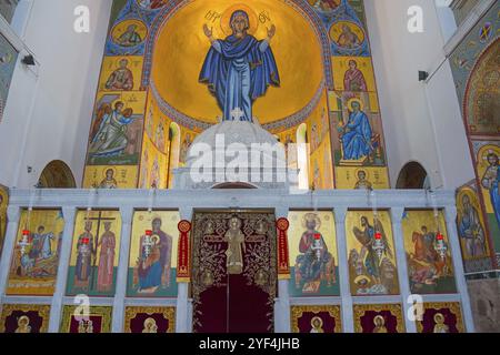 Grande mosaïque avec des icônes religieuses et un autel en or brillant dans une église, église de Saint Constantin et Hélène, Volos, golfe Pagasitique, région de Thessalie, Gree Banque D'Images