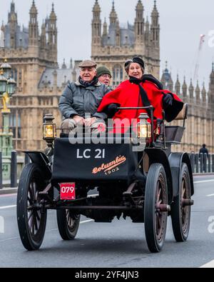 Londres, Royaume-Uni. 3 novembre 2024. Thge femme pilote d'un Columbia 1902 (électrique) complète l'une de ses activités de rêve pour sa 60e année - RM Sotheby's London to Brighton Veteran car Run 2024 organisé par le Royal automobile Club et c'est le 120e anniversaire du Ladies' automobile Club - environ 350 voitures vétérans, avec de nombreux pilotes en costume d'époque font le voyage de 60 miles. Les véhicules sont principalement à essence, mais quelques-uns sont à vapeur plus plusieurs très anciens véhicules électriques - tous construits avant 1905. Crédit : Guy Bell/Alamy Live News Banque D'Images