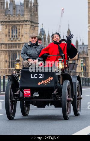 Londres, Royaume-Uni. 3 novembre 2024. Thge femme pilote d'un Columbia 1902 (électrique) complète l'une de ses activités de rêve pour sa 60e année - RM Sotheby's London to Brighton Veteran car Run 2024 organisé par le Royal automobile Club et c'est le 120e anniversaire du Ladies' automobile Club - environ 350 voitures vétérans, avec de nombreux pilotes en costume d'époque font le voyage de 60 miles. Les véhicules sont principalement à essence, mais quelques-uns sont à vapeur plus plusieurs très anciens véhicules électriques - tous construits avant 1905. Crédit : Guy Bell/Alamy Live News Banque D'Images