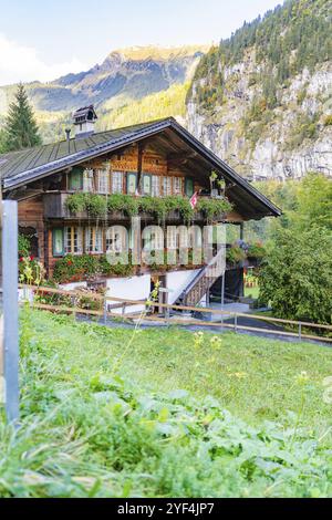 Chalet confortable avec des fleurs luxuriantes, architecture suisse traditionnelle, niché dans un cadre de montagne pittoresque, Lauterbrunnen, Suisse, Europe Banque D'Images