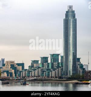 Architecture et tour de St George Wharf de la centrale électrique de Battersea, Londres, Angleterre Banque D'Images