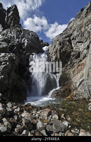 Pittoresque paysage de montagnes rocheuses, vue sur la cascade sur la rivière Mount Cascade et les falaises abruptes par temps ensoleillé. Péninsule du Kamtchatka, Far EAS russe Banque D'Images