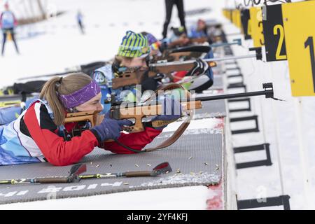 Kamchatka sportive biathlète Valentina Vakhrusheva tir en position couchée. Biathlète dans le champ de tir Open Regional Youth biathlon compe Banque D'Images