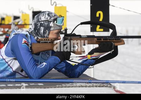 Sportif biathlète visée, tir au fusil en position couchée. Biathlète Arina Soldatova Kamchatka Peninsula dans le champ de tir. Biathlon junior compe Banque D'Images