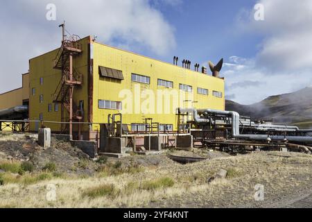 KAMTCHATKA, RUSSIE, 17 septembre 2016 : séparateur et station de pompage de la centrale géothermique de Mutnovskaya (Mutnovskaya GeoPP-1) Geotherm JSC (RusHydro) u Banque D'Images