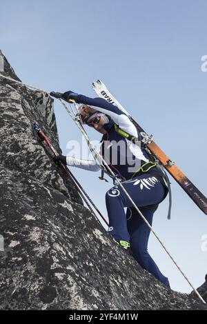 VOLCAN Avacha, KAMTCHATKA, RUSSIE, 22 avril 2012 : Open Cup of Russia sur le ski-alpinisme sur le Kamtchatka. Ski alpiniste Larisa Soboleva escalade o Banque D'Images