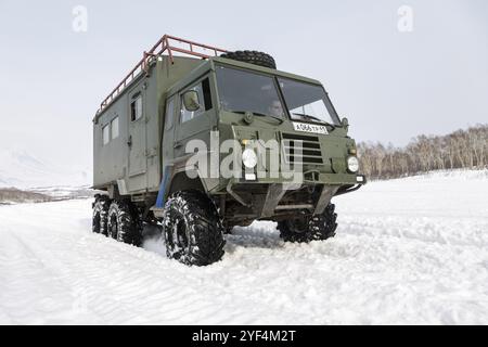 PÉNINSULE DU KAMTCHATKA, FÉDÉRATION DE RUSSIE, 04 AVRIL 2014 : vieille voiture militaire suédoise Volvo Laplander C304 (6WD) de couleur kaki, utilisée dans la péninsule du Kamtchatka Banque D'Images