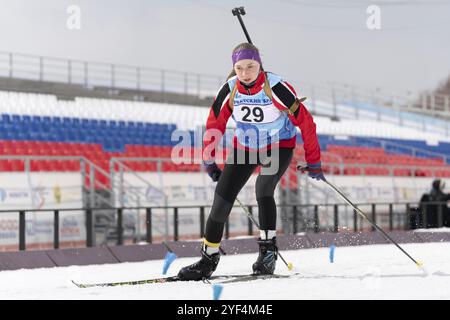 Kamchatka sportive biathlète Vakhrusheva Valentina ski sur le stade de biathlon de distance. Compétitions régionales de biathlon jeunesse ouvertes East Cup. Kamchat Banque D'Images