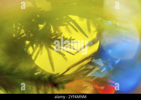 Belle silhouette de branche d'arbre de Noël avec des aiguilles. Décorations d'ornement de Noël, fond flou abstrait flou de bokeh. Lueur hors foyer Banque D'Images