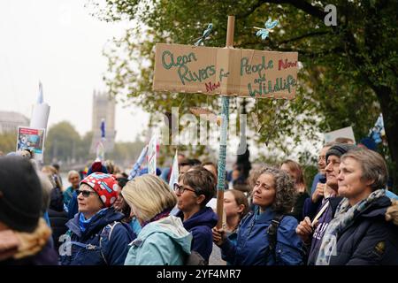 Les gens participent à la marche pour l'eau potable dans le centre de Londres, pour exiger des mesures plus sévères pour garder les rivières et les mers du Royaume-Uni propres. Date de la photo : dimanche 3 novembre 2024. Banque D'Images