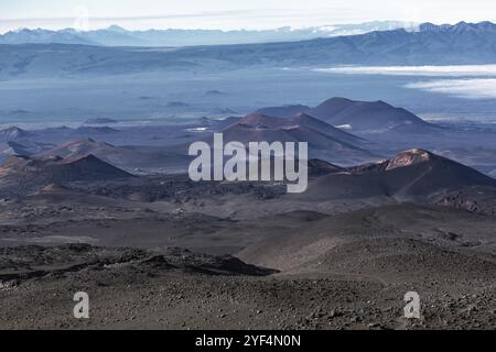 Beau paysage volcanique de la péninsule du Kamchatka : série de cônes de cendre et champs de lave d'éruptions de fissures volcan Plosky Tolbachik. Russe loin Banque D'Images