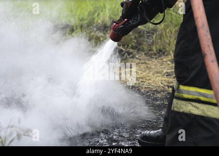 KAMCHATKA, RUSSIE, 7 août 2019 : pompier du service d'incendie ? 1 du Service fédéral des incendies dans le territoire du Kamtchatka pendant l'extinction d'incendie, la formation Banque D'Images