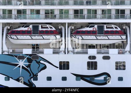 OCÉAN PACIFIQUE, PÉNINSULE DU KAMTCHATKA, EXTRÊME-ORIENT RUSSE, 10 MAI 2019 : plusieurs ponts de luxe Expedition Passenger Cruise Liner Norwegian Jewel (Norwegian Jewel Banque D'Images