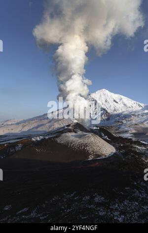 Belle nature du Kamchatka : éruption du volcan Tolbachik (vue de l'hélicoptère) . Eurasie, extrême-Orient russe, péninsule du Kamtchatka, Groupe Klyuchevskaya Banque D'Images