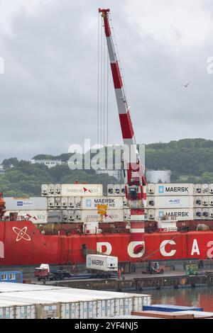 Grue déchargée porte-conteneurs Sevmorput FSUE Atomflot, briquet brise-glace russe à propulsion nucléaire à bord d'un porte-navire. Terminal commercial Seapo Banque D'Images