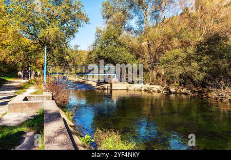 Parcours de slalom kayak sur la rivière Treska où le Championnat du monde a eu lieu en 1975. Banque D'Images