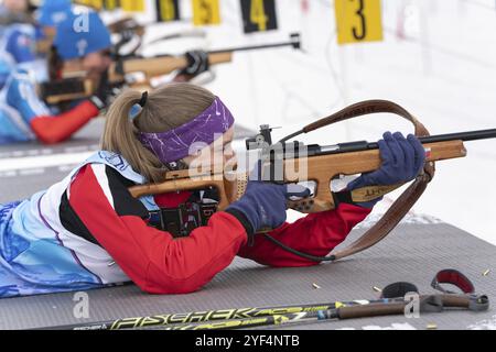 Kamchatka sportive biathlète Vakhrusheva Valentina fusil tir en position couchée. Biathlète dans le champ de tir Open Regional Youth biathlon compe Banque D'Images