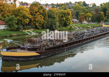 Industrie du transport. La barge transporte la ferraille et le sable avec du gravier. Une barge chargée de ferraille se trouve sur la chaussée. Transp. Ferraille Banque D'Images