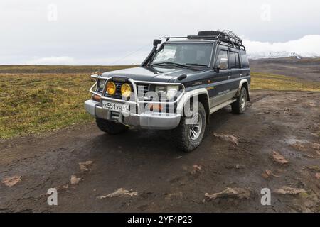 KAMCHATKA PENINSULA, RUSSIE, 17 septembre 2016 : Extreme Off-Road Expedition automobile Toyota Land Cruiser Prado (série 70) garé sur la route de montagne sur bac Banque D'Images