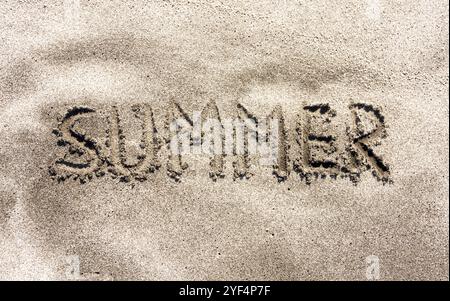 Concept de vacances d'été. Concept mot Summer écrit sur la belle plage de sable de l'océan. Beau fond de plage de sable de l'océan, espace de copie. Été affaires Banque D'Images