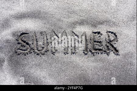 Concept de vacances d'été. Concept mot Summer écrit sur la belle plage de sable de l'océan. Beau fond de plage de sable de l'océan, espace de copie. Été affaires Banque D'Images