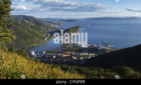 Paysage de la ville : vue panoramique de Petropavlovsk-Kamtchatsky City, Avacha Bay (Avachinskaya Bay) et l'océan Pacifique. Péninsule du Kamtchatka, lointain russe Banque D'Images