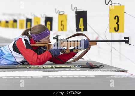 Sportive biathlète Vakhrusheva Valentina tir au fusil en position couchée. Biathlète dans le champ de tir ouvrez les compétitions régionales de biathlon jeunesse EA Banque D'Images