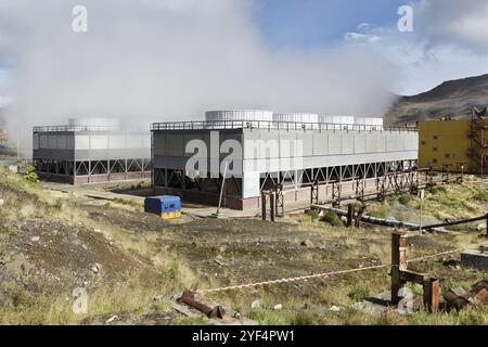 PÉNINSULE DU KAMTCHATKA, RUSSIE, 17 septembre 2016 : tours de refroidissement par ventilateurs de la centrale géothermique de Mutnovskaya (GeoPP-1 de Mutnovskaya) Geotherm JSC (RusHydro) US Banque D'Images