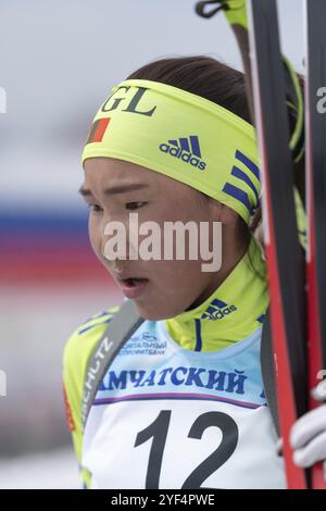 Sportive biathlète Munkhbat Doljinsuren Mongolie avec des skis dans les mains après le ski et le tir à la carabine. Ouvrez les compétitions régionales de biathlon jeunesse est Banque D'Images