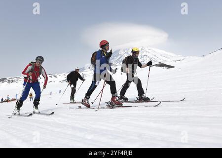 AVACHA, VOLCANS KORYAK, KAMTCHATKA, RUSSIE, AVRIL 27, 2014 : les alpinistes de ski grimpent sur les skis sur la montagne. Team Race ski alpinisme asiatique, ISMF, Rus Banque D'Images