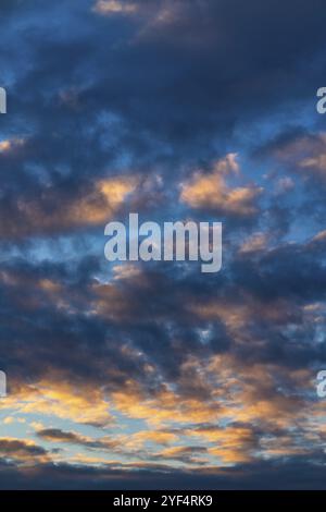 De beaux nuages dans le ciel bleu, illuminés par des rayons de soleil au coucher du soleil coloré pour changer le temps. Flou artistique, flou de mouvement abstrait météorologie arrière-plan Banque D'Images