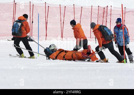 KAMCHATKA PENINSULA, RUSSIE, 28 mars 2019 : les sauveteurs Kamchatka Rescue Squad sur ski alpin évacuent le skieur sportif blessé de la montagne sur Re tactique Banque D'Images