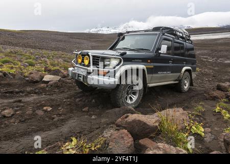 KAMCHATKA PENINSULA, RUSSIE, 17 septembre 2016 : Extreme hors route Expedition automobile Toyota Land Cruiser Prado (série 70) sur la route de montagne sur fond Banque D'Images