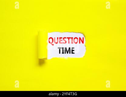 Symbole heure des questions. Mots conceptuels heure des questions sur un beau livre blanc. Beau fond de papier jaune. Concept d'entreprise et d'heure des questions. COP Banque D'Images