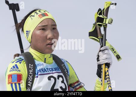 Portrait de la sportive biathlète Doljinsuren Munkhbat Mongolie à l'arrivée après le ski et le tir à la carabine. Compétitions régionales de biathlon jeunesse East C Banque D'Images