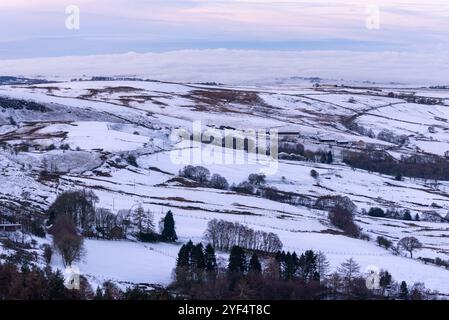 Hivers neigeux matin dans les collines près de Glossop dans le High Peak, Derbyshire, Angleterre. Banque D'Images