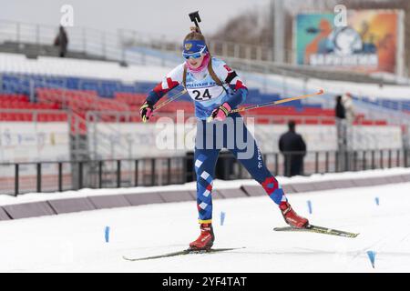 Sportive biathlète Vlada Shishkina Saint-Pétersbourg ski sur le stade de biathlon de distance. Compétitions régionales de biathlon junior ouvertes East Cup. Kamch Banque D'Images