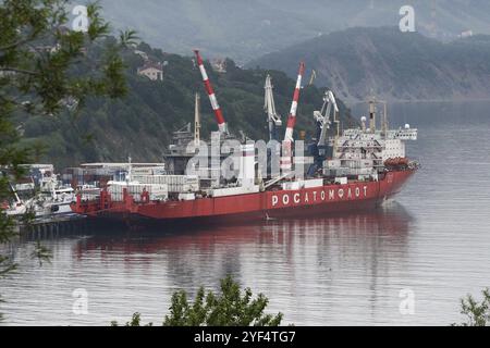 Navire porte-conteneurs russe déchargé Sevmorput, briquet brise-glace à propulsion nucléaire à bord d'un porte-navire. Terminal à conteneurs port maritime commercial. Pacif Banque D'Images